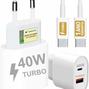 Carregador Turbo 40W em uso com iPhone 18, demonstrando design compacto e acabamento em polímero ABS.
